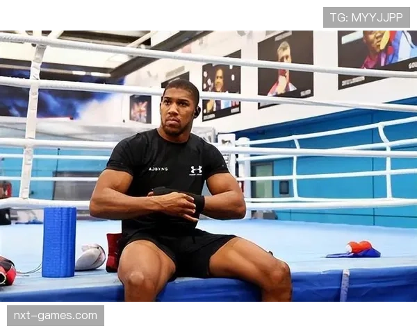 安东尼·约书亚拎着塑料袋从巷子里出来，豪车就停门口——人设当场裂开了