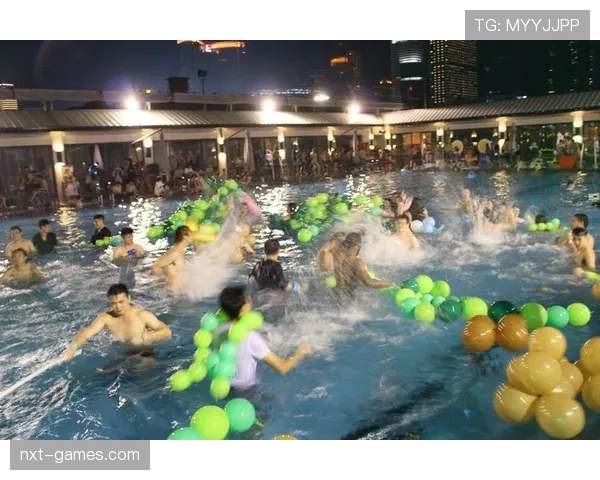 瑞安·洛赫特又在泳池边摆pose了，这自律和浮夸是怎么同时长在他身上的？