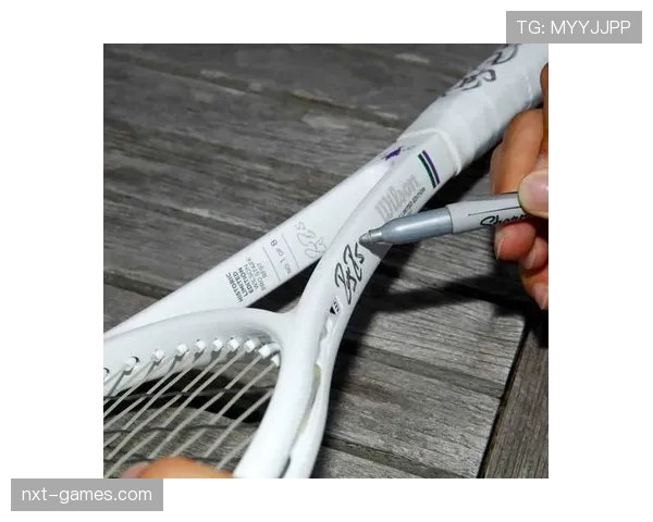 费德勒球拍旁边那双拖鞋才够奢侈，普通人买两套都没门儿